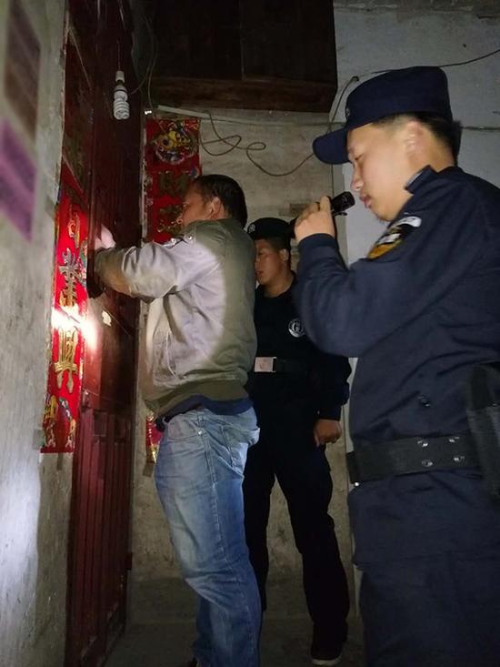 莆田粗心妈妈误将幼女锁家中 